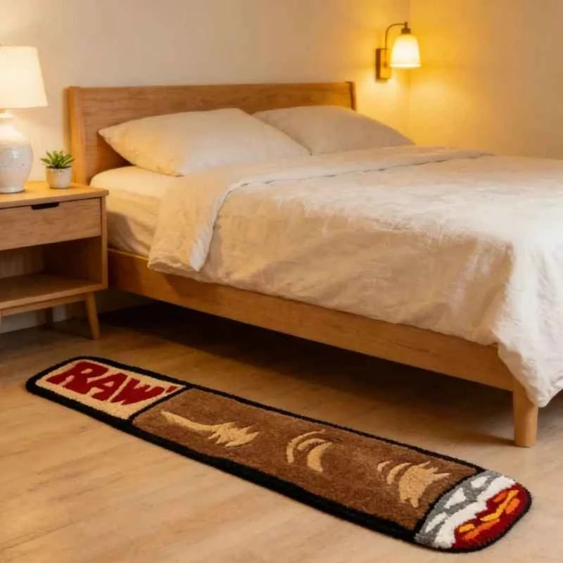 Tapete RAW comprido ao lado da cama em ambiente decorado
