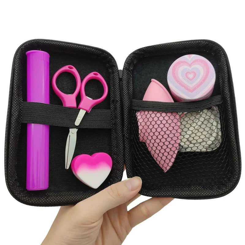 Kit Puff Lovely em case portatil na mao com tubo porta-beck e tesoura