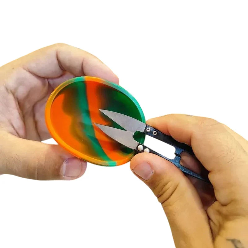 Kit Puff Sadhu com cuia rasta e tesoura de precisao em uso