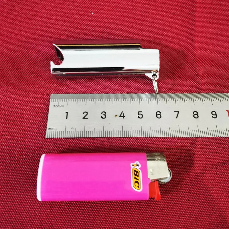 porta-isqueiro-bic-mini-j5-prata-com-abridor-comparacao-tamanho - Porta-isqueiro BIC Mini J5 prata com comparacao de tamanho ao lado de isqueiro mini