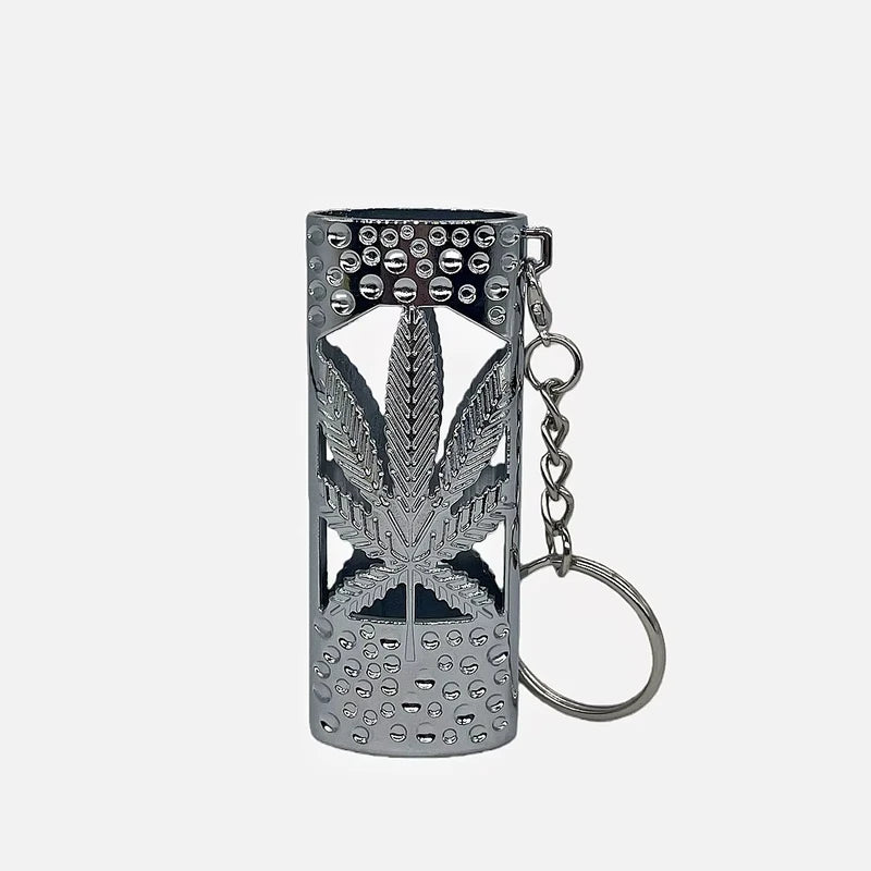 porta-isqueiro-bic-j6-folha-vazado-preto-capa - Porta-Isqueiro BIC J6 Preto Folha Vazado em foto de capa com desenho de folha vazado e corrente.