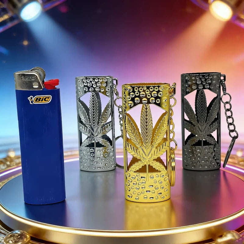 porta-isqueiro-bic-j6-folha-vazado-tres-cores-com-isqueiro - Porta-isqueiro BIC J6 folha vazado em prata, ouro e preto ao lado de isqueiro demonstrativo.