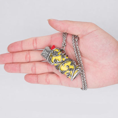 porta-isqueiro-bic-mini-j5-colar-amarelo-tribal-na-mao - Porta isqueiro BIC Mini J5 com colar amarelo tribal segurado na mao, mostrando tamanho compacto.
