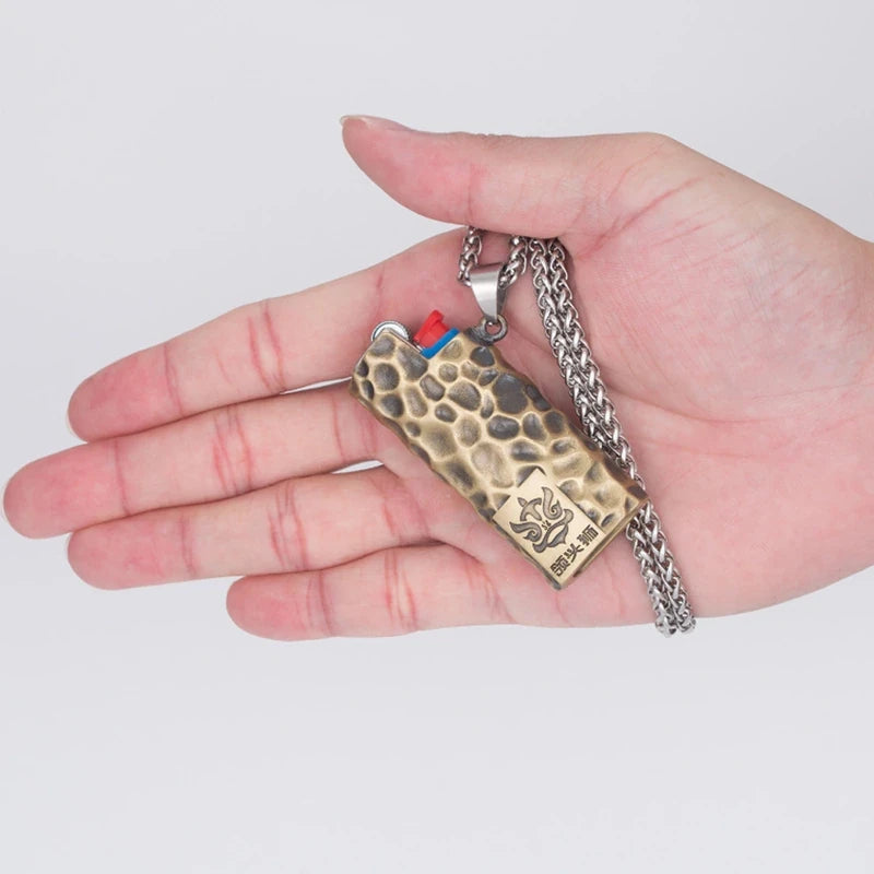 porta-isqueiro-bic-mini-j5-colar-vintage-leopardo-na-mao - Porta isqueiro BIC Mini J5 com colar vintage segurado na mao, mostrando tamanho compacto.
