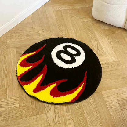 Tapete Bola 8 com chamas decorando ambiente com piso de madeira