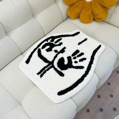 Tapete bumbum decorativo sobre sofá branco com detalhe felpudo
