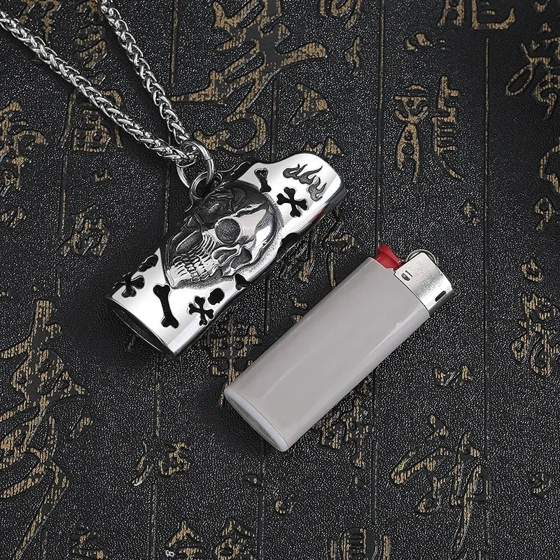 porta-isqueiro-bic-mini-j5-colar-caveira-ossos-com-isqueiro - Porta-isqueiro BIC Mini J5 com colar caveira ao lado de isqueiro demonstrativo.