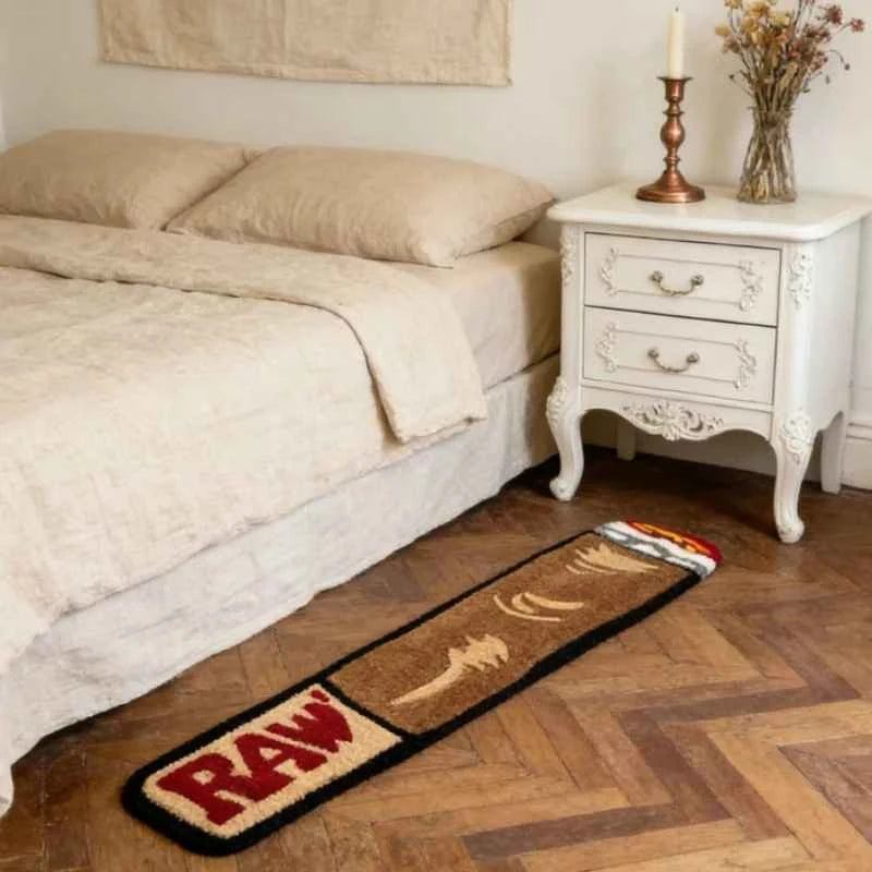 Tapete decorativo RAW ao lado da cama em um quarto