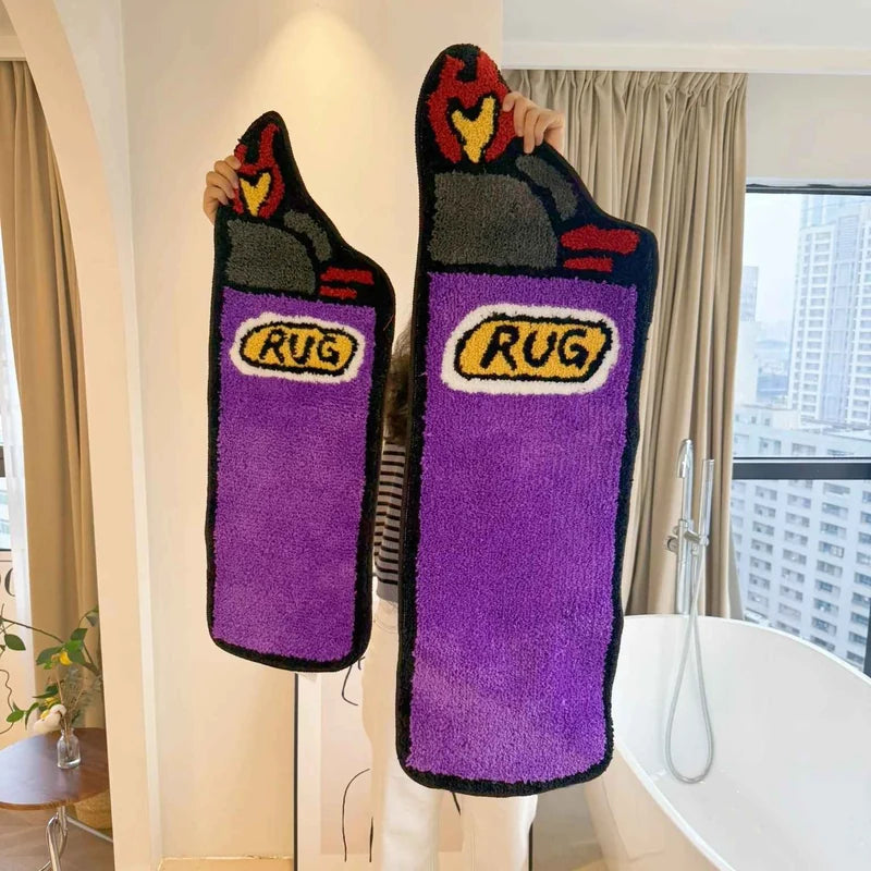 Escala do tapete isqueiro roxo segurado por uma pessoa