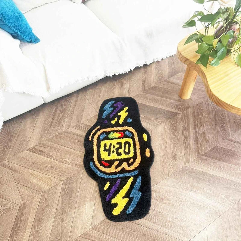 Tapete relógio 4:20 ao lado da cama sobre piso de madeira