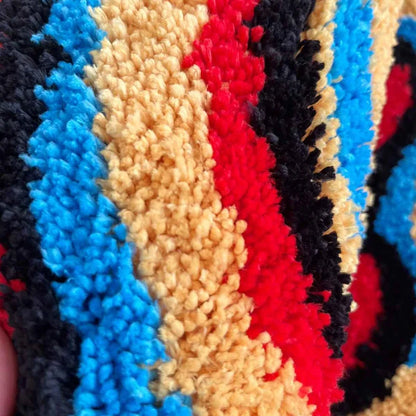 Detalhe da textura tufted do tapete psicodélico Smiley