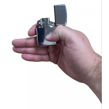 Isqueiro recarregavel prata espelhado aberto na mao