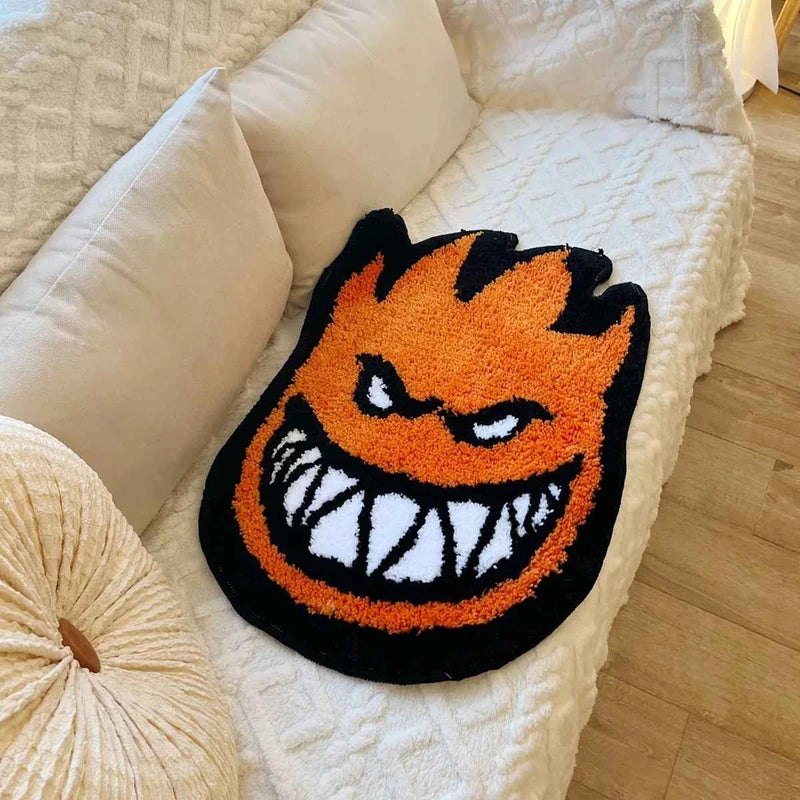 Tapete Chama Monster sobre sofá claro em ambiente interno