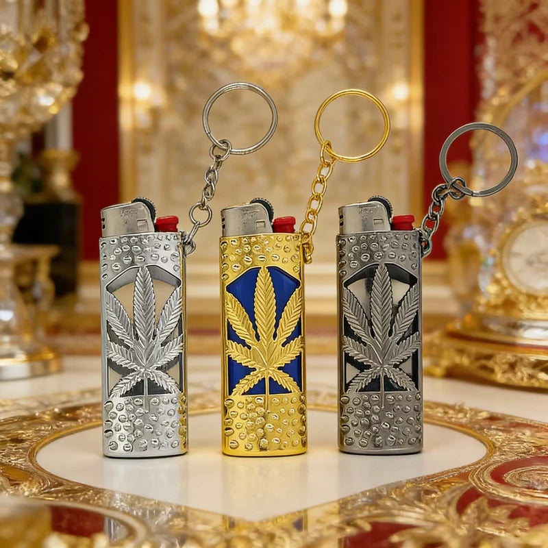 porta-isqueiro-bic-j6-folha-vazado-tres-cores-chaveiro - Porta-isqueiro BIC J6 folha vazado nas cores prata, ouro e preto com corrente chaveiro.