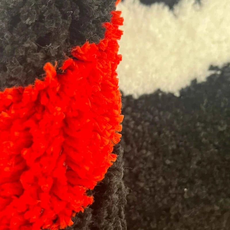 Detalhe da textura tufted do tapete Bola 8 com chamas