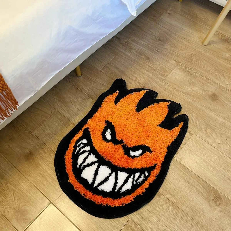Tapete Chama Monster ao lado da cama sobre piso de madeira