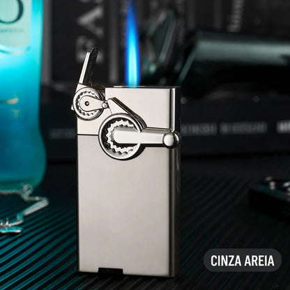 isqueiro-macarico-recarregavel-metal-cinza-areia-cor - Foto do isqueiro na cor cinza areia com chama azul.