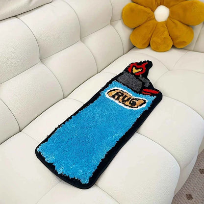 Tapete decorativo isqueiro azul apresentado sobre sofá branco