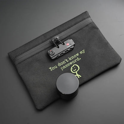 bolsa-anti-odor-com-senha-preta-capa-frente-trava - Bolsa anti odor com senha preta fechada com trava numerica frontal.