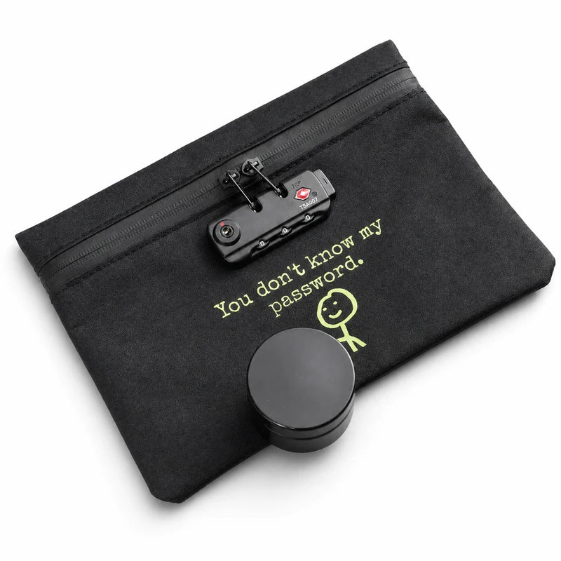 bolsa-anti-odor-com-senha-preta-capa-fundo-branco - Bolsa anti odor com senha preta em fundo branco para capa de produto.