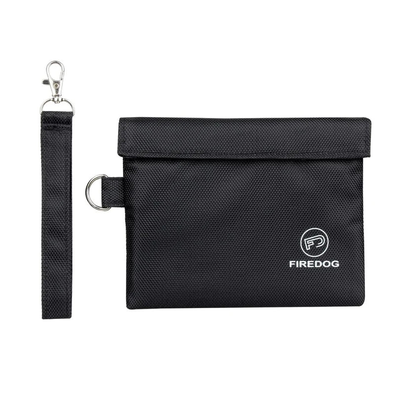 bolsa-anti-odor-preta-compacta-capa-fundo-branco - Bolsa anti odor preta compacta em fundo branco com alca de mao.