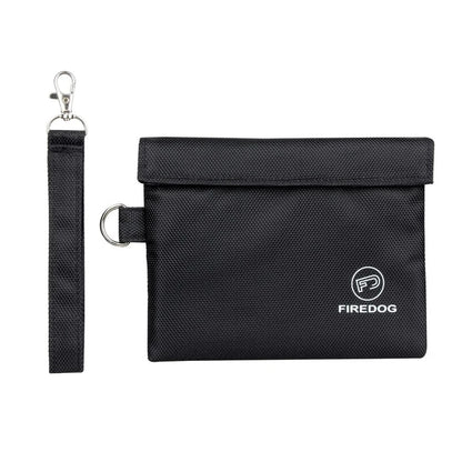 bolsa-anti-odor-preta-compacta-capa-fundo-branco - Bolsa anti odor preta compacta em fundo branco com alca de mao.