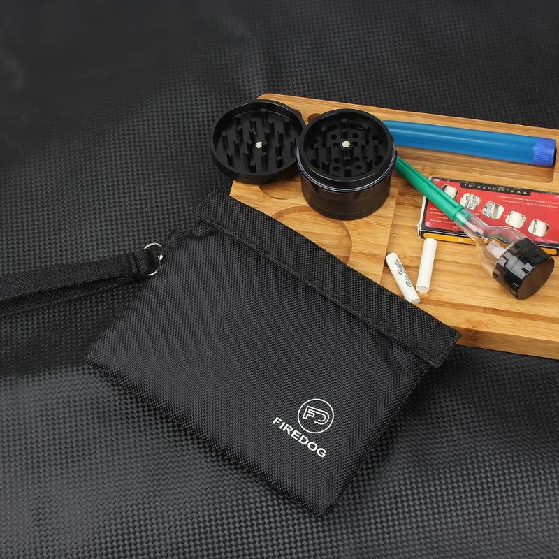 bolsa-anti-odor-preta-uso-com-alca-e-acessorios - Bolsa anti odor preta em uso com alca de mao e itens pequenos.