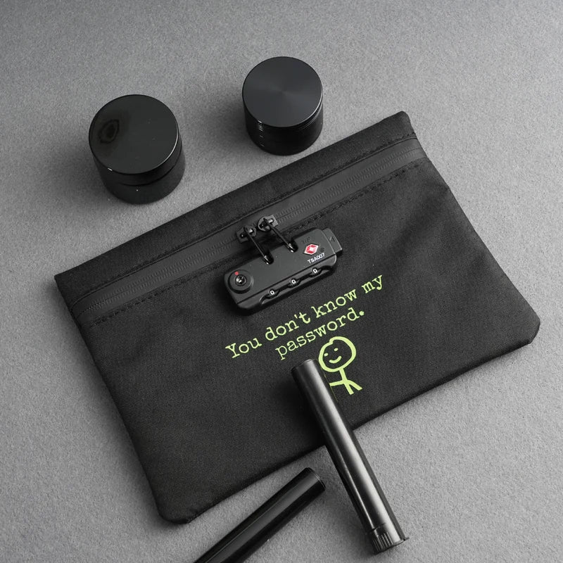 case-anti-odor-com-senha-preta-detalhe-trava-e-itens - Detalhe da trava numerica na bolsa anti odor preta com itens pessoais.