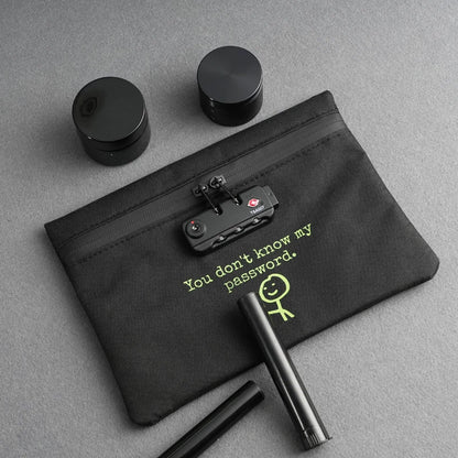 case-anti-odor-com-senha-preta-detalhe-trava-e-itens - Detalhe da trava numerica na bolsa anti odor preta com itens pessoais.