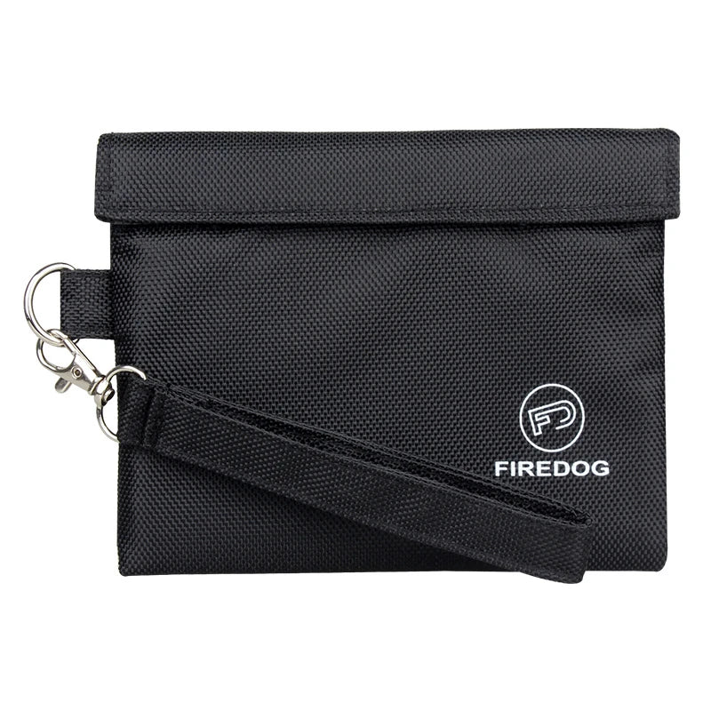case-anti-odor-preto-fechado-com-alca - Case anti odor preto fechado com alca de mao e argola lateral.