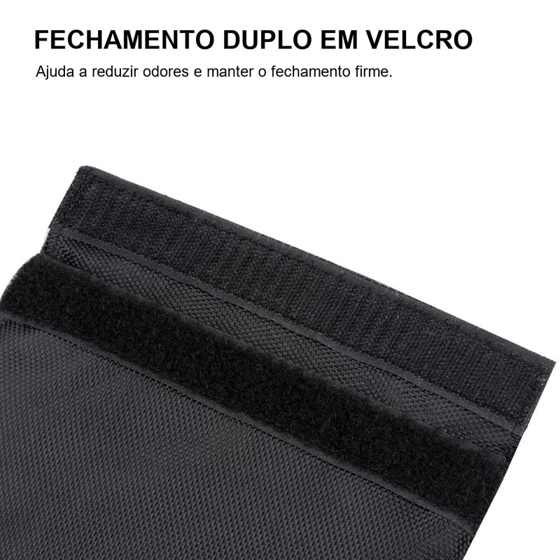 case-anti-odor-preto-fechamento-duplo - Detalhe do fechamento duplo em velcro do case anti odor preto.