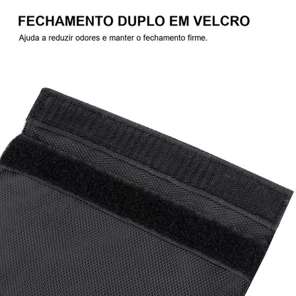 case-anti-odor-preto-fechamento-duplo - Detalhe do fechamento duplo em velcro do case anti odor preto.