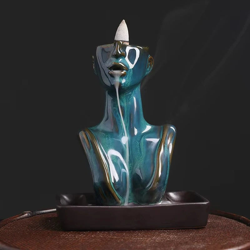 Incensário cascata escultura Musa Azul com fumaça descendente