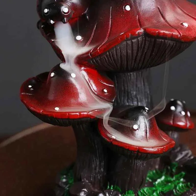 Detalhe superior do incensário cogumelo com fumaça em cascata