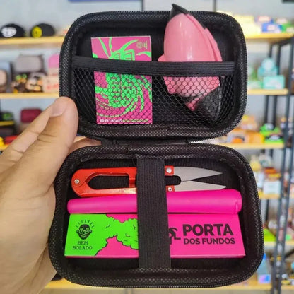 Kit Puff Flow na mao com itens organizados dentro da case