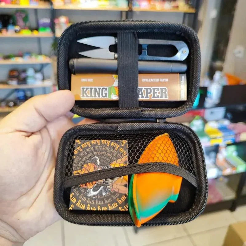 Kit Puff Sadhu na mao com itens organizados dentro da case