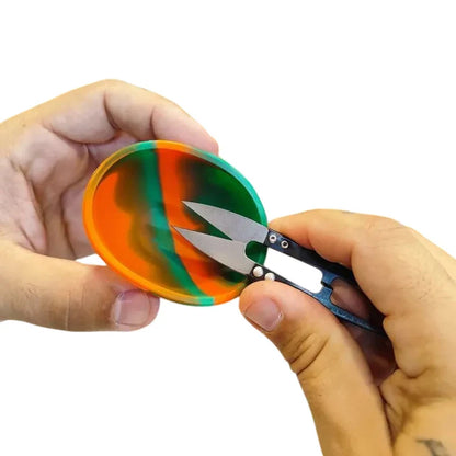 Kit Puff Sadhu com cuia rasta e tesoura de precisao em uso
