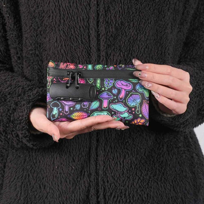 mushroom-stealth-bag-bolsa-com-cadeado-estampa-cogumelo-na-mao
