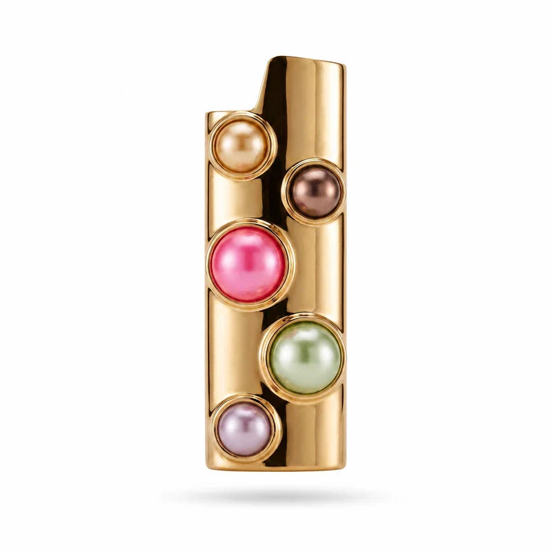 Porta-isqueiro para BIC grande dourado com cinco pérolas coloridas em fundo branco
