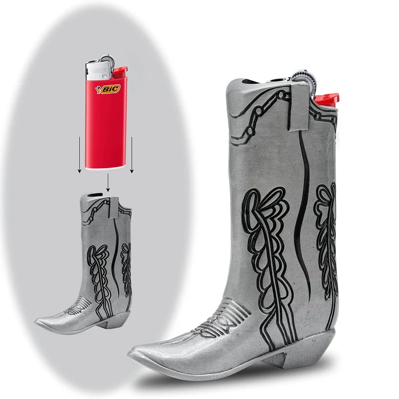 porta-isqueiro-bic-mini-j5-bota-cowboy-capa-com-bic - Porta-isqueiro BIC Mini J5 em formato de bota cowboy prata com isqueiro demonstrativo.