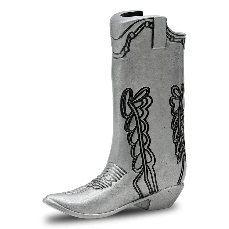 porta-isqueiro-bic-mini-j5-bota-cowboy-angulo-frontal - Capa para isqueiro BIC Mini J5 formato bota cowboy prata em vista frontal.