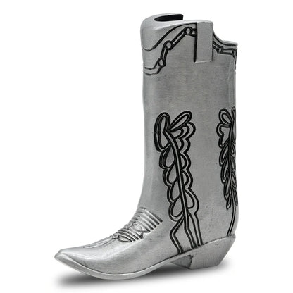 porta-isqueiro-bic-mini-j5-bota-cowboy-angulo-frontal - Capa para isqueiro BIC Mini J5 formato bota cowboy prata em vista frontal.