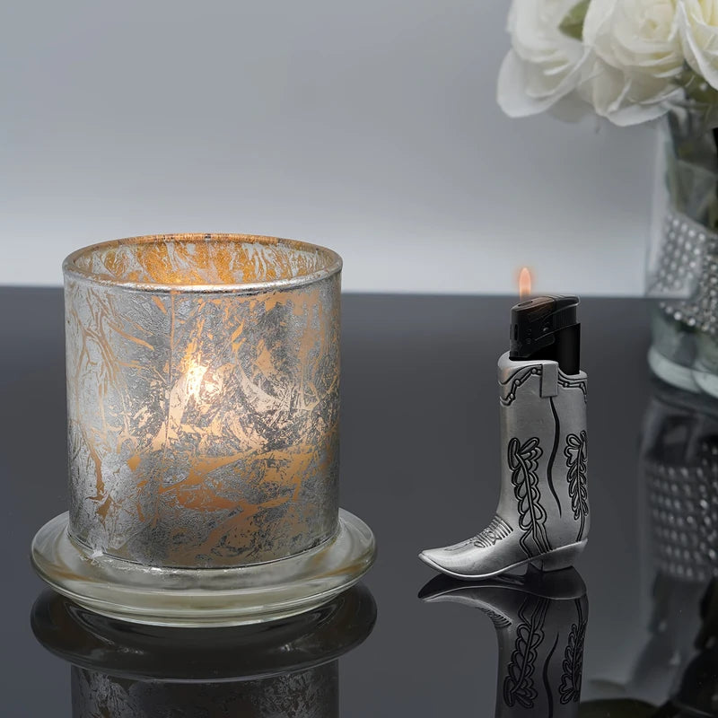 porta-isqueiro-bic-mini-j5-bota-cowboy-lifestyle - Porta-isqueiro BIC Mini J5 bota cowboy em ambiente de uso decorativo.