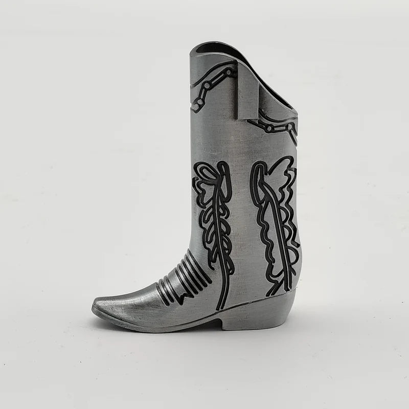 porta-isqueiro-bic-mini-j5-bota-cowboy-detalhe-metal-prata - Porta-isqueiro BIC Mini J5 bota cowboy em metal prata texturizado.