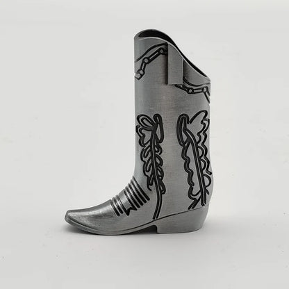 porta-isqueiro-bic-mini-j5-bota-cowboy-detalhe-metal-prata - Porta-isqueiro BIC Mini J5 bota cowboy em metal prata texturizado.
