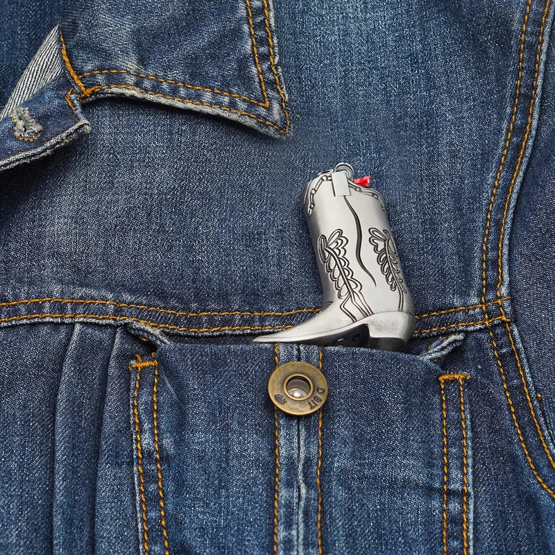 porta-isqueiro-bic-mini-j5-bota-cowboy-uso-no-bolso - Porta-isqueiro BIC Mini J5 bota cowboy usado no bolso com corrente.