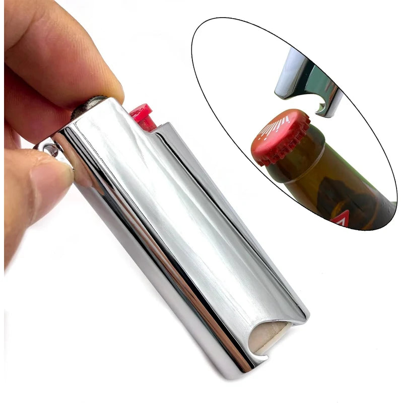 porta-isqueiro-bic-mini-j5-prata-com-abridor-uso-com-isqueiro - Porta-isqueiro BIC Mini J5 prata com isqueiro encaixado demonstrando uso