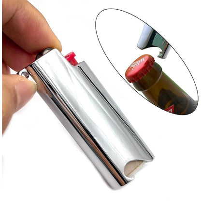 porta-isqueiro-bic-mini-j5-prata-com-abridor-uso-com-isqueiro - Porta-isqueiro BIC Mini J5 prata com isqueiro encaixado demonstrando uso