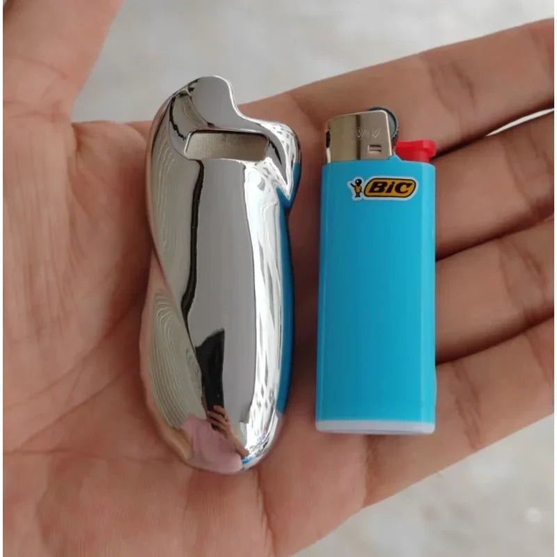 porta-isqueiro-bic-mini-j5-prata-liso-com-isqueiro-azul - Porta-isqueiro BIC Mini J5 prata liso ao lado de isqueiro mini azul para referencia de tamanho.